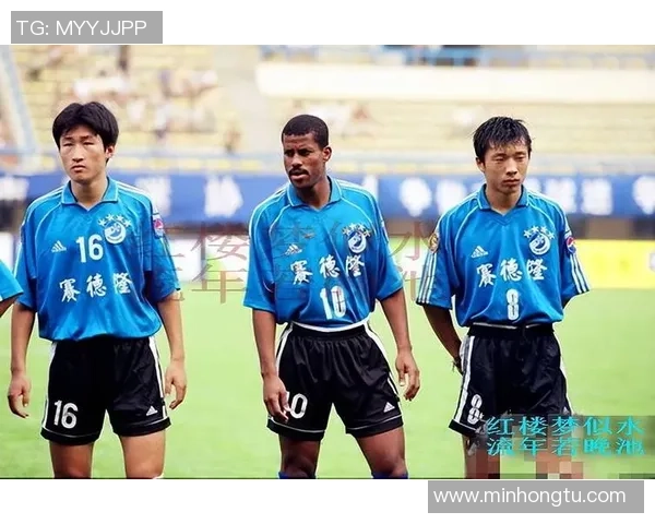 足球巨星退役不忘初心街头摆摊引发球迷热议与温情共鸣